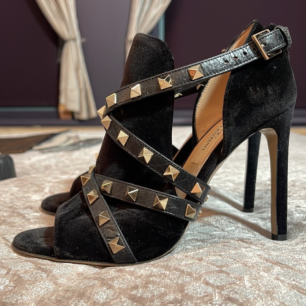 Gorgeous Black Velvet Valentino Rockstud Peep Toe Heels Size 36 - Picture 2 of 8
